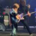 フー・ファイターズ、アンスラックスのスコットの8歳の息子と共演して“Everlong”を披露